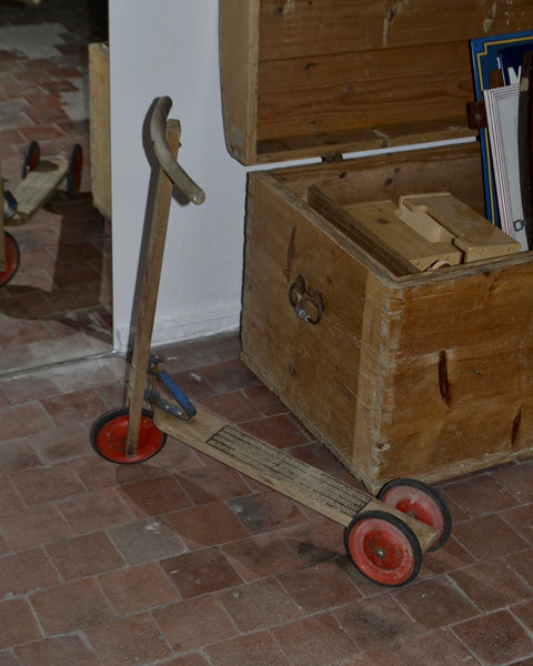 Vintažinis 1960-ųjų vokiškas medinis vaikiškas paspirtukas
