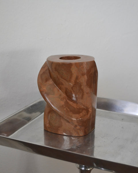 Moderni, skulptūriška žvakidė, iš rausvo marmuro