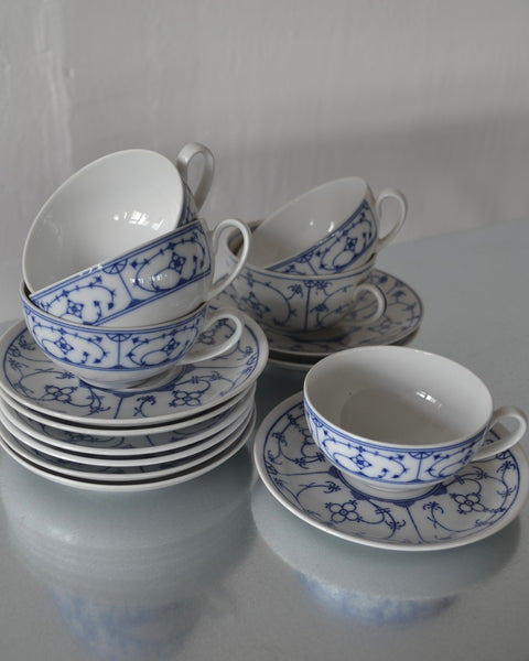 MĖLYNŲ RAŠTŲ PUODELIAI