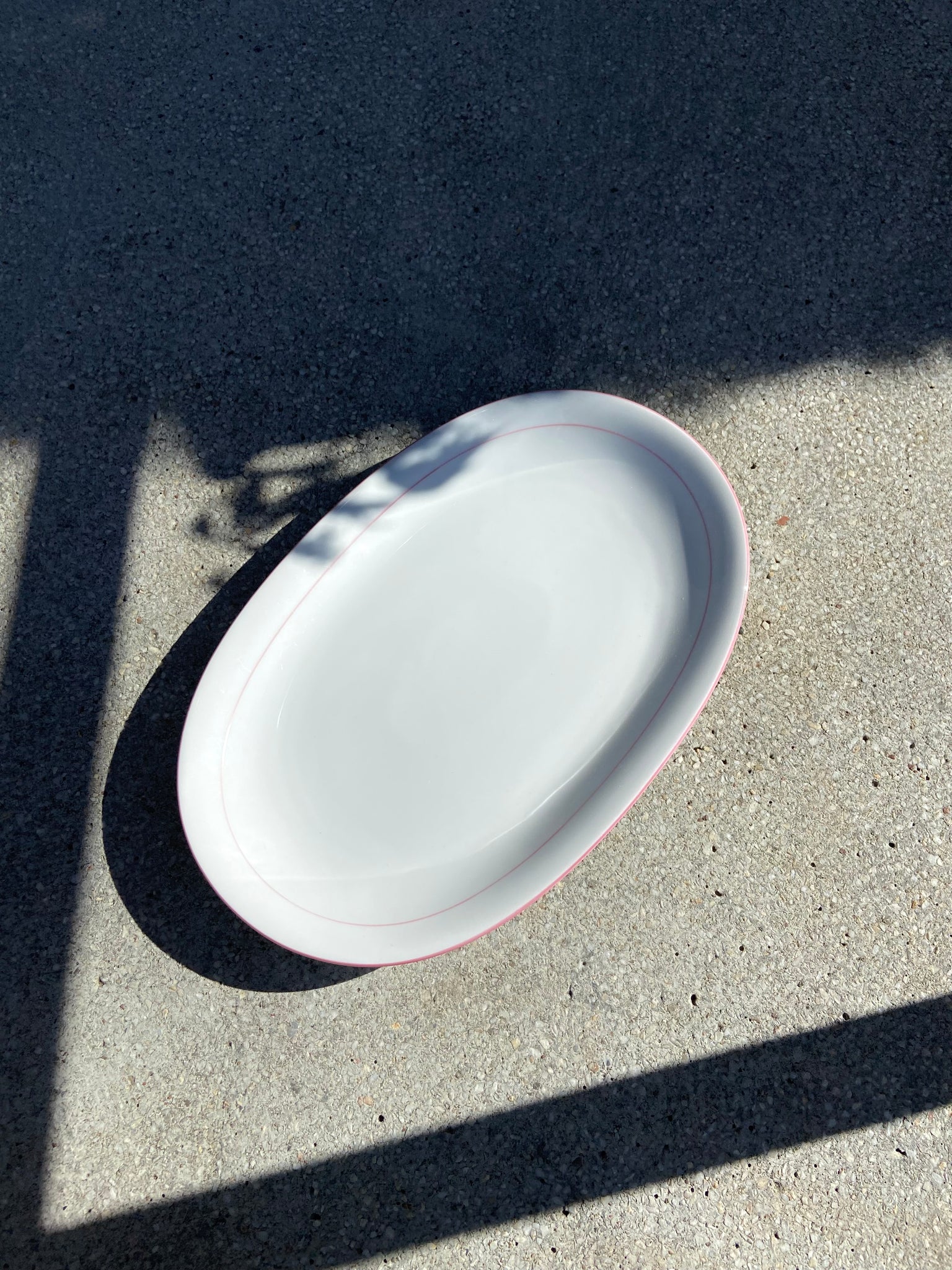 PORCELIANINĖ LĖKŠTĖ SU ROŽINIU KANTELIU