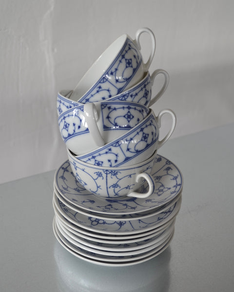 MĖLYNŲ RAŠTŲ PUODELIAI