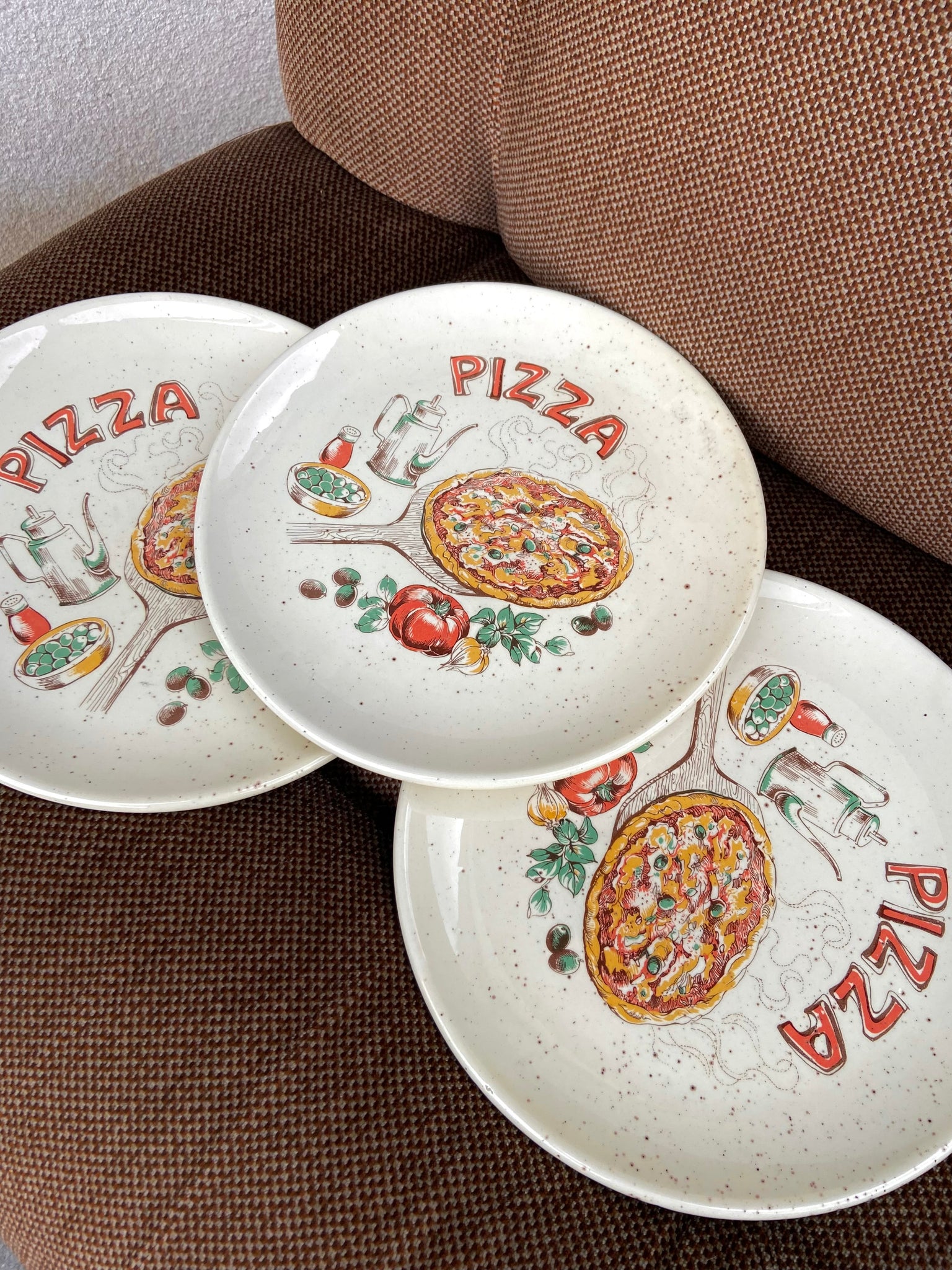 TRYS PICOS LĖKŠTĖS