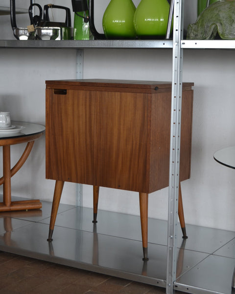 RETRO SIUVIMO MAŠINOS STALIUKAS