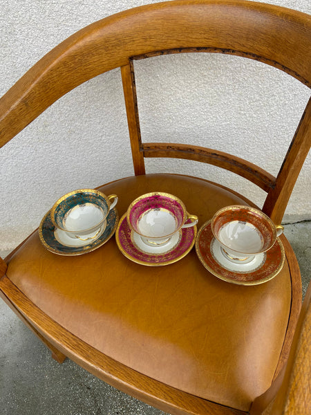 TRYS PORCELIANINIAI PUODELIAI SU LĖKŠTUTĖMIS