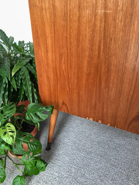 RETRO SIUVIMO MAŠINOS STALIUKAS