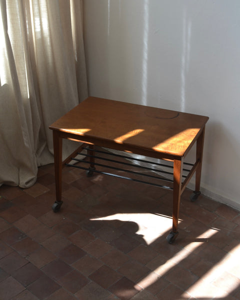 Vintažinis Mid-Century tikmedžio staliukas su ratukais