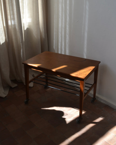 Vintažinis Mid-Century tikmedžio staliukas su ratukais