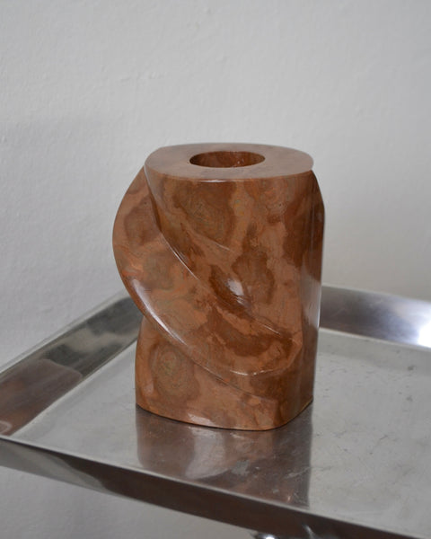 Moderni, skulptūriška žvakidė, iš rausvo marmuro