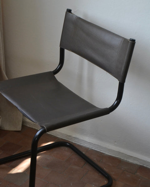 Bauhaus stiliaus kėdė