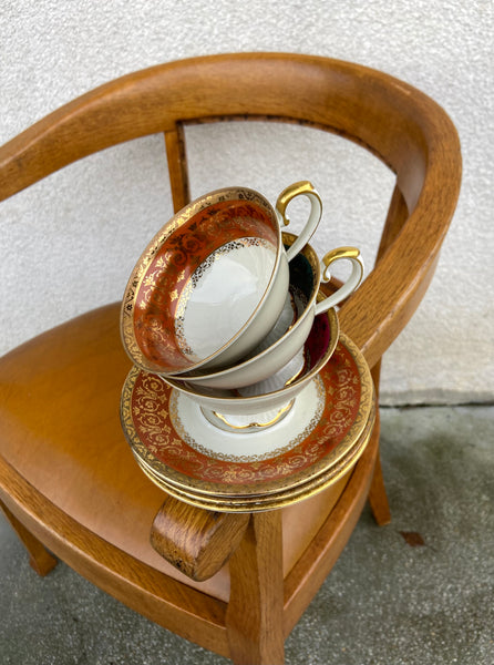 TRYS PORCELIANINIAI PUODELIAI SU LĖKŠTUTĖMIS