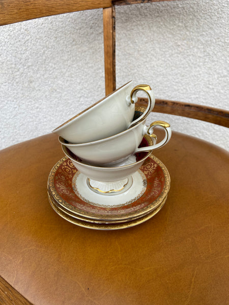 TRYS PORCELIANINIAI PUODELIAI SU LĖKŠTUTĖMIS