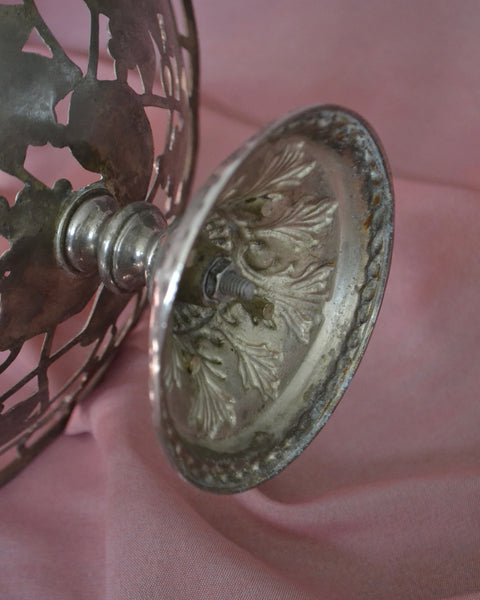 Vintažinė vaisinė ant kojelės su vynuogių ornamentais