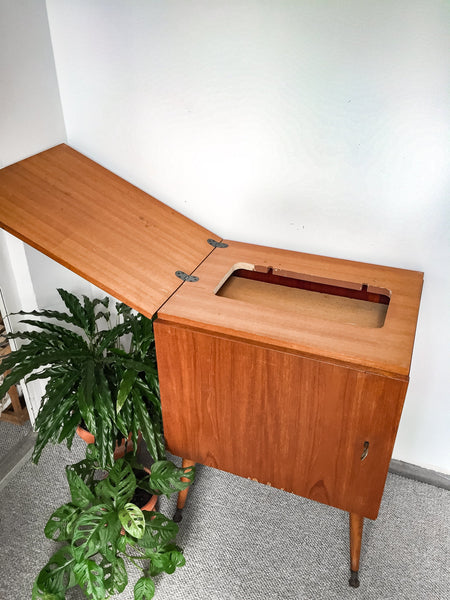 RETRO SIUVIMO MAŠINOS STALIUKAS