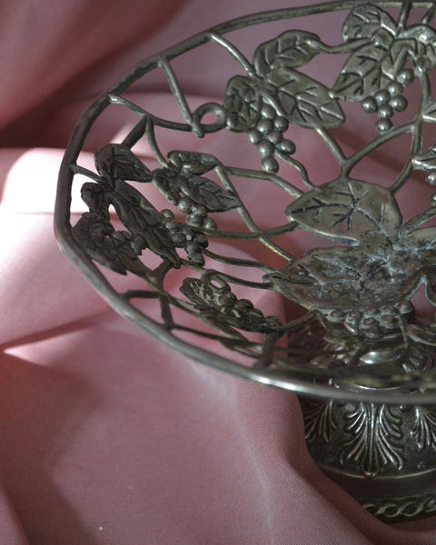 Vintažinė vaisinė ant kojelės su vynuogių ornamentais