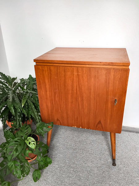 RETRO SIUVIMO MAŠINOS STALIUKAS