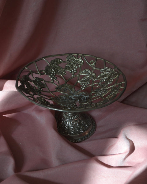 Vintažinė vaisinė ant kojelės su vynuogių ornamentais