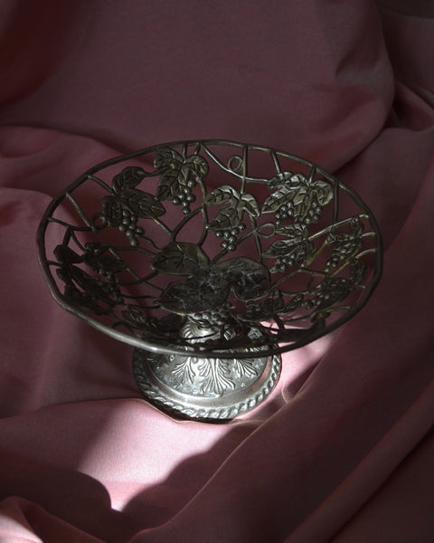 Vintažinė vaisinė ant kojelės su vynuogių ornamentais